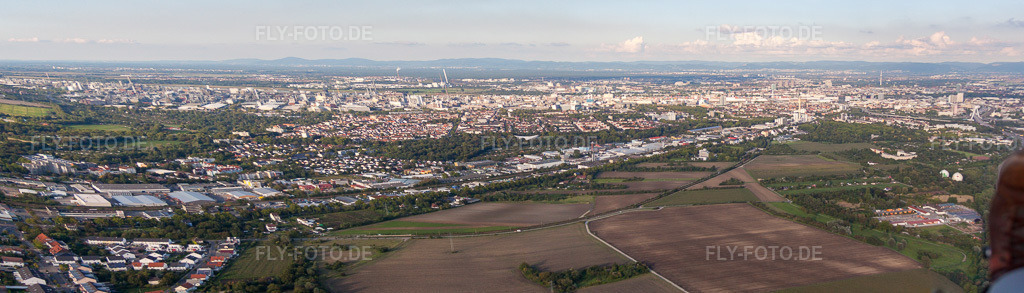 Luftbild: Stadtpanorama von Südwesten im Ortsteil Friesenheim in Ludwigshafen im Bundesland Rheinland-Pfalz in Deutschland. Foto: IMG_71137-Pano.jpg vom 27.08.2014 durch Werner Riehm/FLY-FOTO.deAuflösung des Originals: 12700 x 3628 px