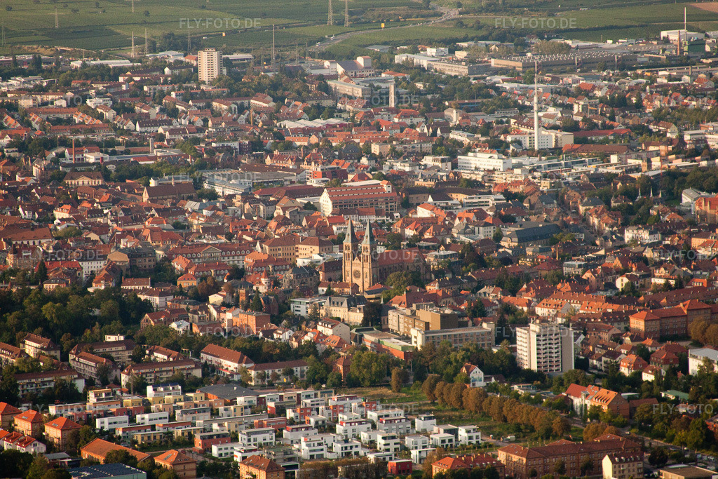 Luftbild: Innenstadt aus Westen mit Kath. Kirche Mariä Himmelfahrt - Marienkirche in Landau in der Pfalz im Bundesland Rheinland-Pfalz in Deutschland. Foto: IMG_32945.jpg vom 03.09.2010 durch Werner Riehm/FLY-FOTO.deKirche St. Maria | Pfarrei Mariä Himmelfahrt, Landau