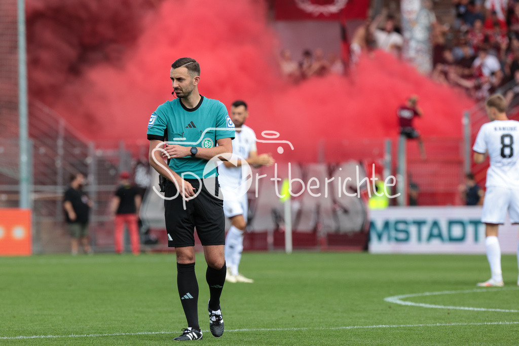 SpVgg Unterhaching - FC Ingolstadt | im Bild Schiedsrichter Tobias WITTMANN in Aktion / Pyrotechnik / Freisteller / Einzelfoto