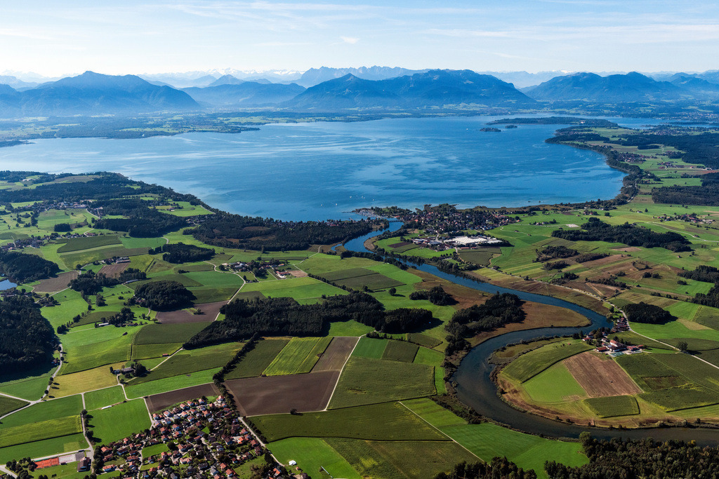 dr__0090689.jpg | SEEON-SEEBRUCK 23.09.2021 Uferbereiche am Seegebiet des Chiemsee in Seeon-Seebruck im Bundesland Bayern, Deutschland. // Riparian areas on the lake area of Chiemsee in Seeon-Seebruck in the state Bavaria, Germany. Foto: Daniel Reiter