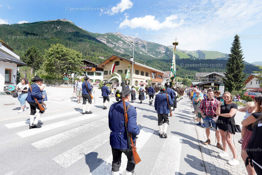 e23-news-2023-Juli23-Regimentsschuetzenfest-UMZUG_DORF-ww-DSC02300 | Info aus dem Bezirk Reutte/Ausserfern Tirol sowie eine umfangreiche Bilddatenbank über die gesamte Region: Lechtal, Talkessel Reutte, Tannheimertal, Zwischentoren. Lech, Plansee, Zugspitze, Grenztunnel, B179, Fernpassstraße, Verkehr, Lawinen, Tradition, - Realisiert mit Pictrs.com