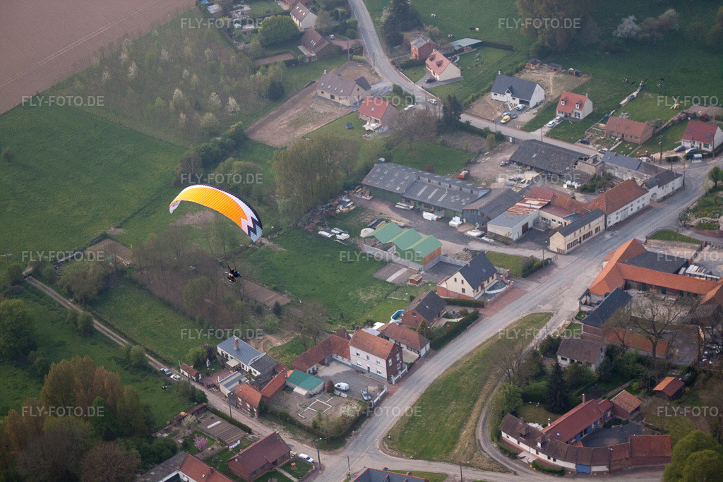 Luftbild: Ortsansicht in Tincques im Bundesland Pas-de-Calais in Frankreich. Foto: IMG_40109.jpg vom 17.04.2011 durch Werner Riehm/FLY-FOTO.de
