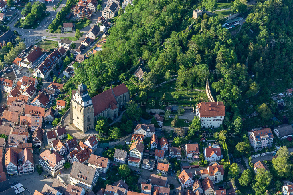 Luftbild: Stiftskirche im Altstadt- Zentrum und Pulverturm auf dem Schloßberg in Herrenberg im Bundesland Baden-Württemberg in Deutschland. Foto: IMG_114829.jpg vom 31.05.2019 durch Werner Riehm/FLY-FOTO.de