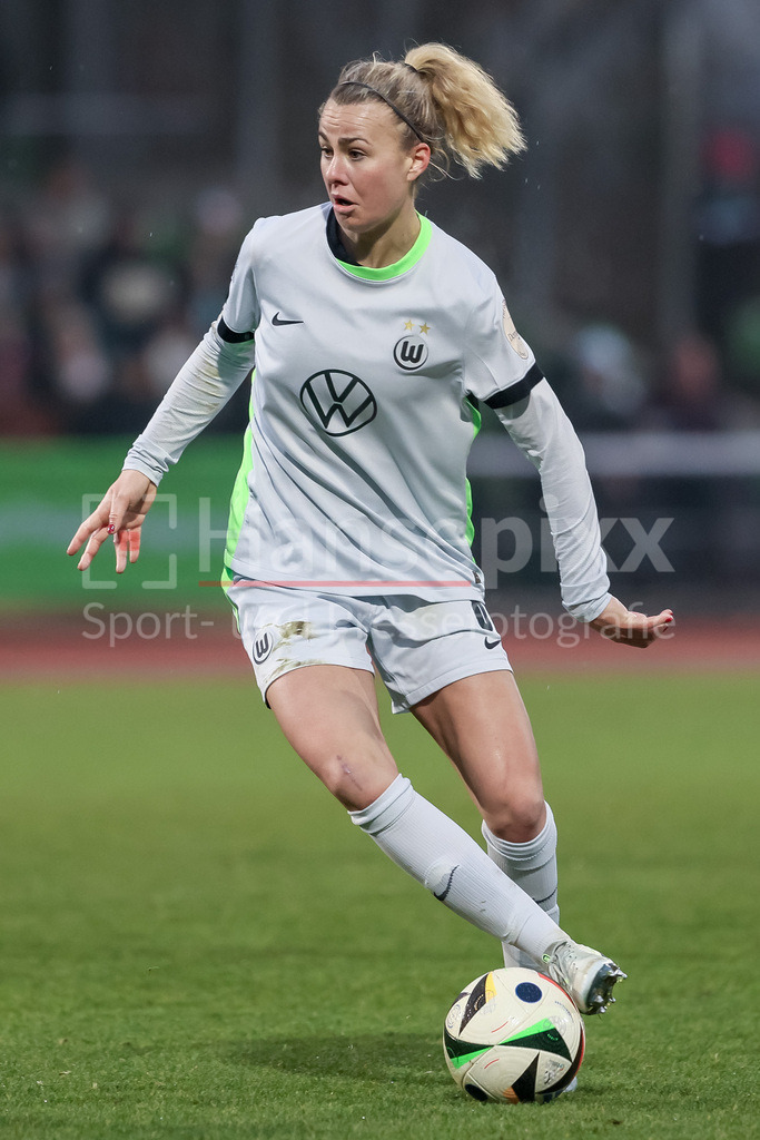 Fussball, Google Pixel Frauen-Bundesliga, SV Werder Bremen - VfL Wolfsburg | v.li.: Lena Lattwein (VfL Wolfsburg, 8) am Ball, Freisteller, Einzelbild, Ganzkörper, Aktion, Action, Spielszene, DIE DFB-RICHTLINIEN UNTERSAGEN JEGLICHE NUTZUNG VON FOTOS ALS SEQUENZBILDER UND/ODER VIDEOÄHNLICHE FOTOSTRECKEN. DFB REGULATIONS PROHIBIT ANY USE OF PHOTOGRAPHS AS IMAGE SEQUENCES AND/OR QUASI-VIDEO.