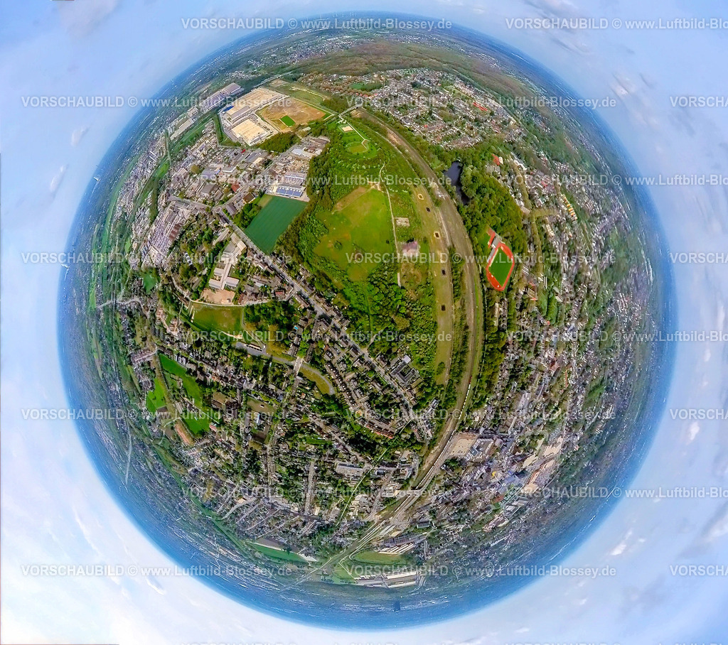 Oberhausen240490104ZecheSterkrade | Luftbild, Zeche Sterkrade Zechengelände und historisches Zechenfördergerüst Schacht 1, Bahngleise und Güterzug, Volkspark Sterkrade mit Fußballstadion und LeichtathletikStadion Sterkrade des FC Sterkrade 72 e.V., oben das Gewerbegebiet mit Edeka Rhein-Ruhr Zentrallager, Schwarze Heide, Oberhausen, Rheinland, Ruhrgebiet, Nordrhein-Westfalen, Deutschland