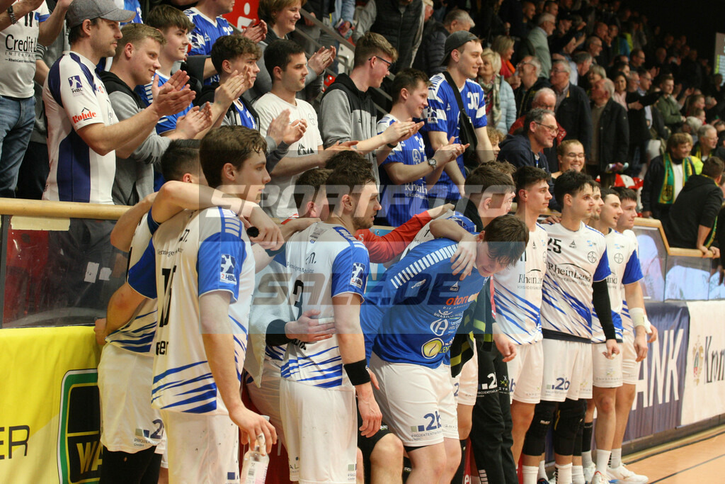 Eintracht Hagen - Dormagen | Dormagens Spieler bei den Fans - © Sportfoto-Sale (MK) - Realisiert mit Pictrs.com