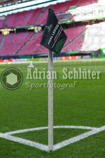 27.05.2026, EUR, Fussball, Herren, Conference League Finale, Saison 2025/2026, Crytsal Palace F.C. - Rayo Vallecano de Madrid | die Eckfahne mit dem Schriftzug "FINAL LEIPZIG"