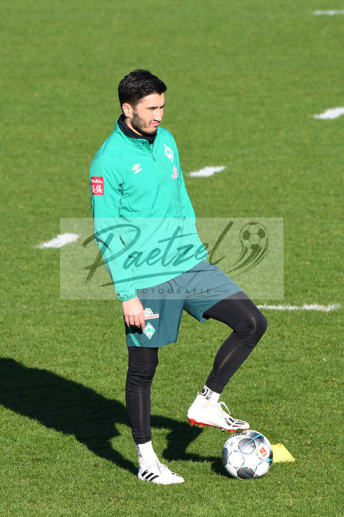 20200205_TRASVW_0030 | Fußball, Herren: Nuri Sahin (SV Werder Bremen) schaut waehrend der Trainingseinheit des SV Werder Bremen im Wohninvest Weserstadion am 05.02.2020 in Bremen, Deutschland. - Realisiert mit Pictrs.com