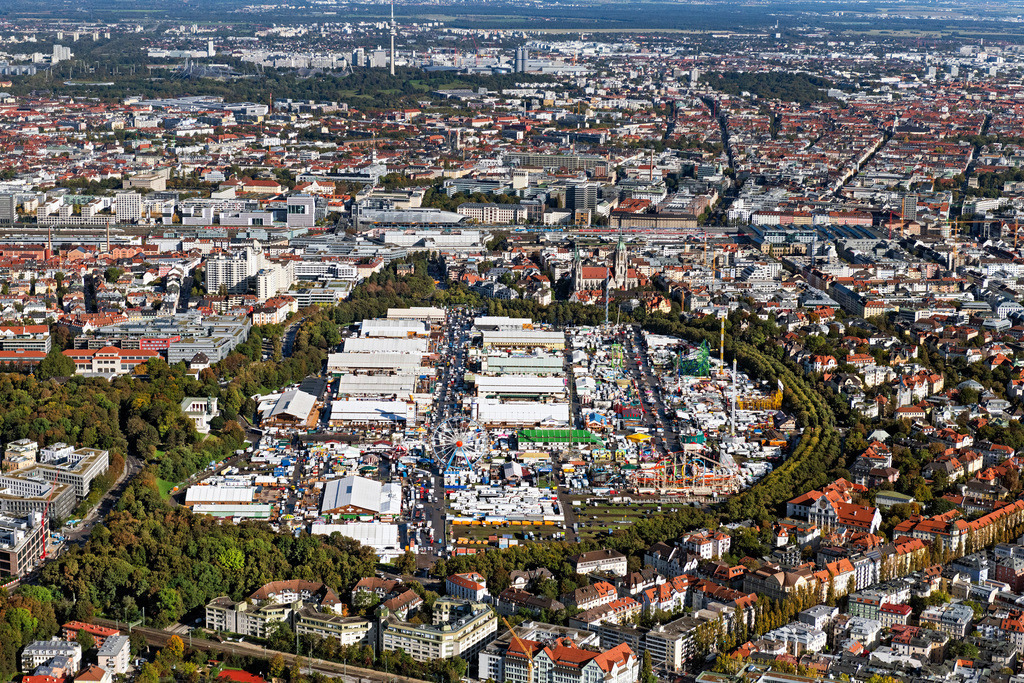 dr__0054212.jpg | MüNCHEN 07.10.2024 Festgelände des Münchener Oktoberfestes auf der Theresienwiese in München im Bundesland Bayern. Weiterführende Informationen bei: Portal München Betriebs-GmbH & Co. KG. // Festival grounds of the Munich Oktoberfest on the Theresienwiese in Munich in the state of Bavaria. Further information at: Portal Muenchen Betriebs-GmbH & Co. KG. Foto: Daniel Reiter