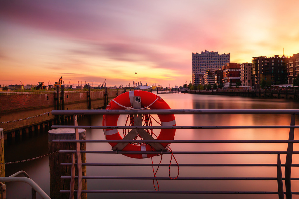 10241004 - Abendrot in der Hafencity | Das ursprüngliche Bild ist schon ca. 10 Jahre alt und wurde von uns jetzt komplett neu bearbeitet und vergrößert. Es zeigt eine tolle Lichtstimmung im Grasbrookhafen, wobei man hier noch den freien Blick auf den Hafen genießen kann.