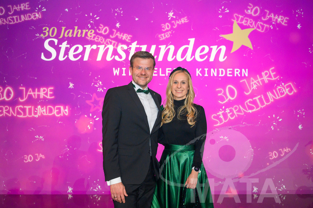 _DWA2213 | Marcus König  und Ehefrau Anke König bei '30 Jahre Sternstunden-Gala 2023' in der Frankenhalle. Nürnberg, 15.12.2023 - Realisiert mit Pictrs.com