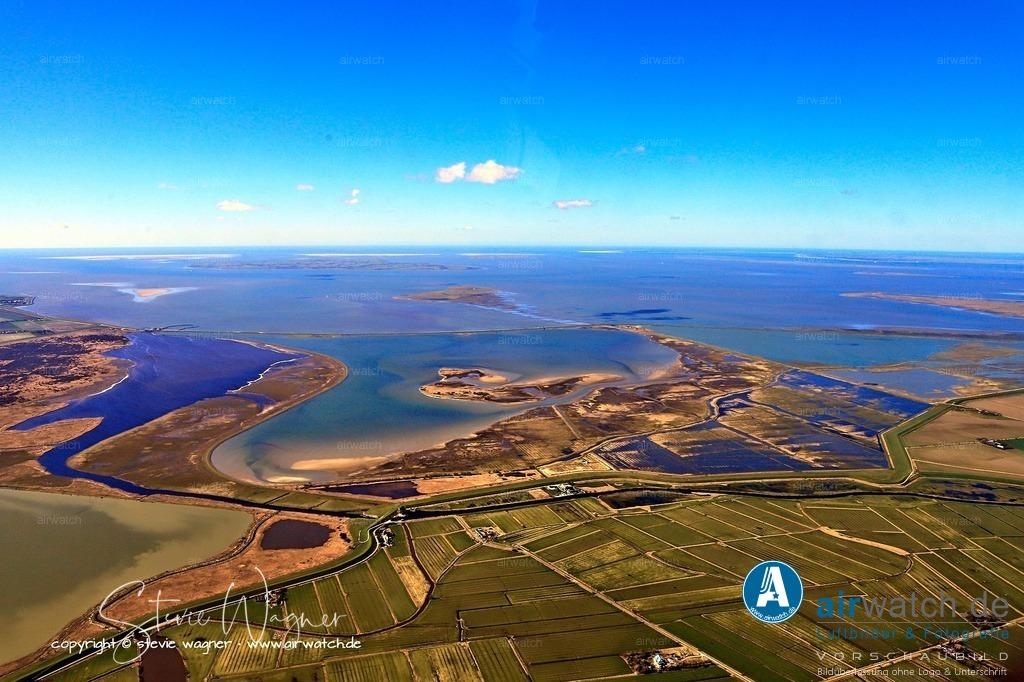 Der Beltringharder Koog - verbindet Nordstrand mit dem Festland - Luftbild | Beltringharder Koog: Fertiggestellt 1987.  Dieser riesige Koog (ca. 35 km²) verbindet Nordstrand endgültig mit dem Festland und machte die ehemalige Insel zur Halbinsel. Im Gegensatz zu den anderen Kögen ist er nicht besiedelt, sondern dient primär dem Küstenschutz und als Naturschutzgebiet.