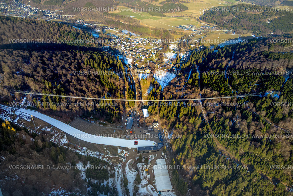Willingen260104823 | Luftbild, Skywalk Musenberg Willingen, Fußgänger-Hängebrücke Sehenswürdigkeit, Mühlenkopfschanze Sprungschanze, Skigebiet und Wald, Ortsansicht Stryck, Willingen, Südwestfalen, Hessen, Deutschland