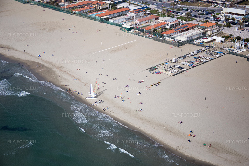 Vue aérienne: Vue de la ville à Lido di Camaiore dans le département Toscane, Italie – .Photo: IMG_086913.jpg prise le 03/04/2016 par Werner Riehm/FLY-FOTO.eu – Résolution de l'original: 5472 x 3648 px