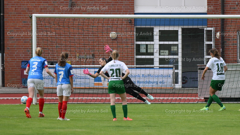 Eichholzer SV vs Holstein Kiel | Michelle Feliszowski (Eichholz #18) schiesst einen Foulelfmeter links am Tor vorbei - Verursacherin Lela-Celin Naward (Holstein #22) muss nicht eingreifen / Fußball-Landespokal Finale Schleswig-Holstein Frauen 2024/2025 / Eichholzer SV vs Holstein Kiel / Eiderstadion / Büdelsdorf / 25.05.25 - Realisiert mit Pictrs.com