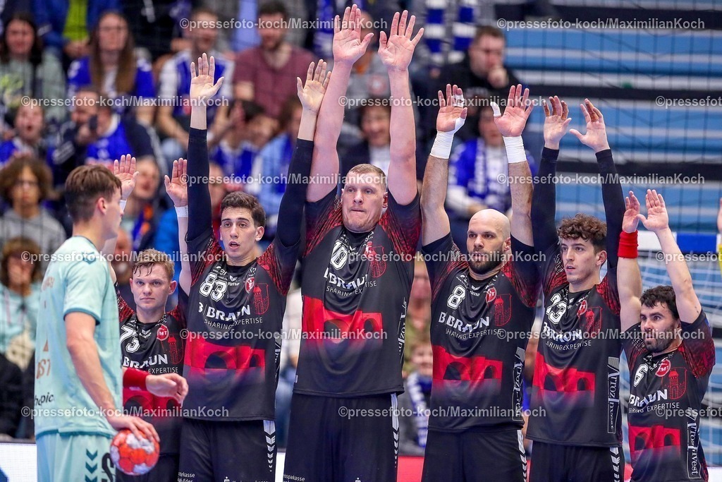 Gum25032501019 | 25.03.2025, Handball, European League - Play-Offs, VfL Gummersbach - MT Melsungen, Schwalbe-Arena: Julian Köster (GUM #7) Freiwurf zum Ende der ersten Halbzeit - doch die Melsunger Mauer steht zu hoch: Timo Kastening (MT Melsungen #73) Ian Barrufet Torrebejano (MT Melsungen #83) Dainis Kristopans (MT Melsungen #10) Adrian Sipos (MT Melsungen #8) Marti Soler (MT Melsungen #23) Erik Balenciaga (MT Melsungen #6) 