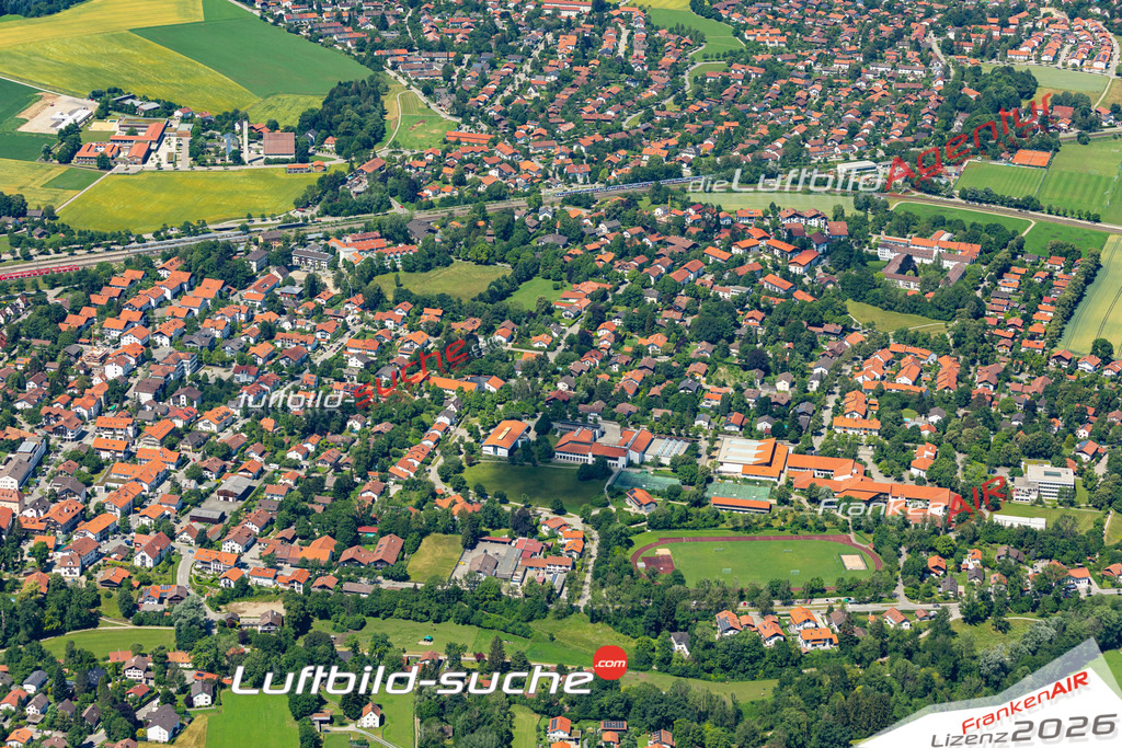 Das Luftbild der Stadt Oberhaching wurde 2022 vom Flugzeug heraus erstellt (keine Drohnen-Aufnahmen) Aufnahmehöhe ca.450 Meter- hohe Bildauflösung und Druck-Qualität. Garantiert!