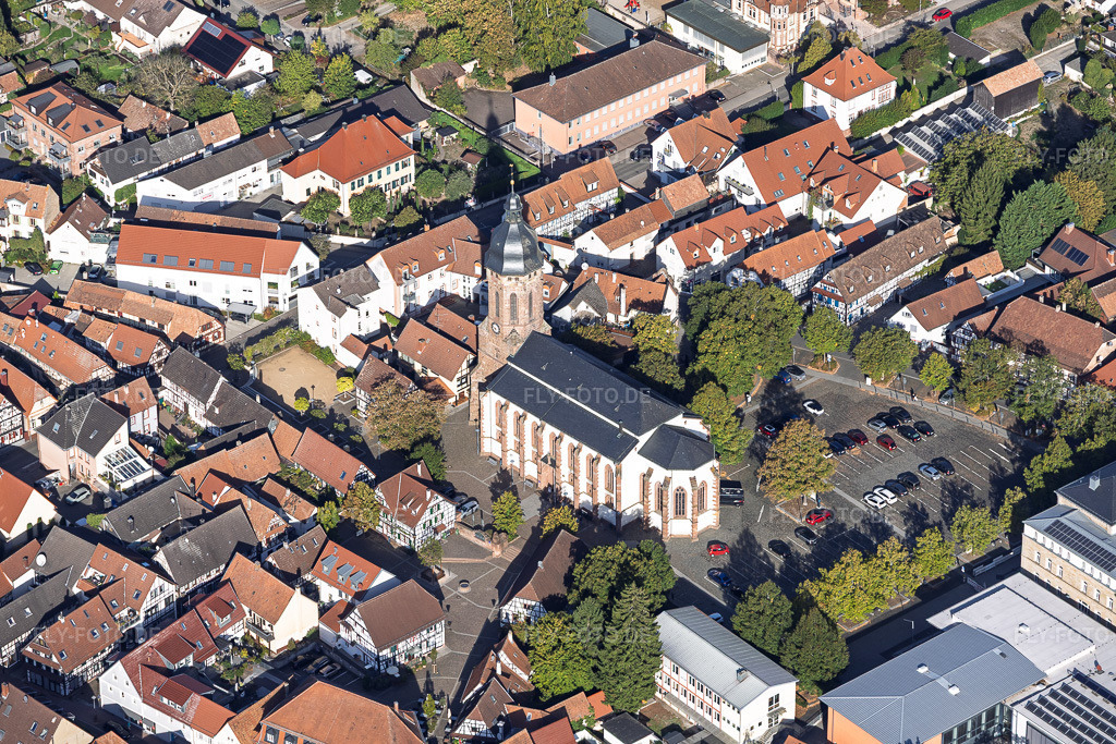 Luftbild: Marktplatz mit St. Georgskirche in Kandel im Bundesland Rheinland-Pfalz in Deutschland. – Foto: IMG_159663.jpg vom 27.09.2026 durch Werner Riehm/FLY-FOTO.de – Auflösung des Originals: 6000 x 4000 px – Prot. Kirchengemeinde Kandel