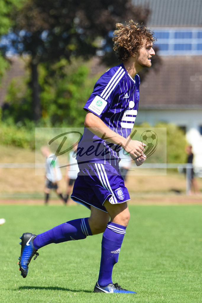20180804_OSNSCP_0020 | Fußball, A-Junioren: Sven Rüschenschmidt-Sickmann (VfL Osnabrück) schaut beim Testspiel zwischen VfL Osnabrück vs. SC Preußen Münster am 04.08.2018 im Sportpark Illoshöhe in Osnabrück, Deutschland.(Foto von Nico Paetzel) - Realisiert mit Pictrs.com