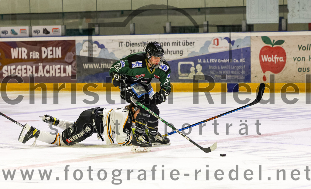 2022-09-23_039_TSV_Erding_gegen_EV_Fuessen | Erding, Deutschland, 23.09.2022:
Eishockey, Bayernliga 2022 / 2023, Testspiel, TSV Erding gegen EV Füssen, Endergebnis: 1:3

Christoph Furtner (Erding Gladiators, #22)

Foto: Christian Riedel / fotografie-riedel.net