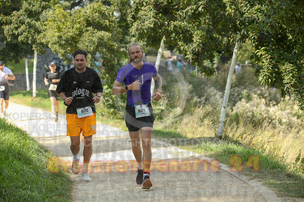 250824_1450_EX1_7777 | Sportfotografie im Rhein-Sieg Kreis, Köln, Bonn, NRW, Rheinland Pfalz, Hessen, etc. Unser Tätigkeitsfeld umfasst den Laufsport vom Volkslauf über den Marathon, Duathlon, Triathon bis zum Ultralauf wie Kölnpfad Ultra oder Schindertrail.