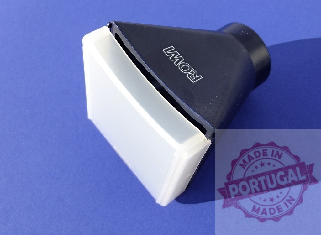 Rowi handheld slide viewer with blue background | Rowi handheld slide viewer displaying film slides on a blue paper background - Realized with Pictrs.com
