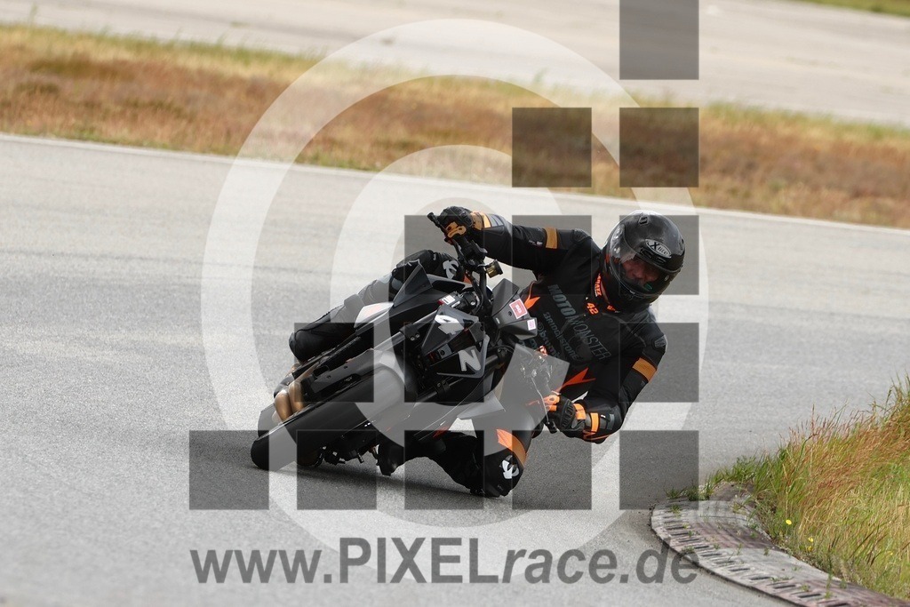 0042-20250609_12477 | Schöne Erinnerungen an spannende Momente - das festzuhalten ist unser Job. PIXELrace.de ist seit 2003 auf den Rennstrecken Europas unterwegs um die Action draußen beim Fahren und die wunderbare Stimmung imm Fahrerlager für euch einzufangen.