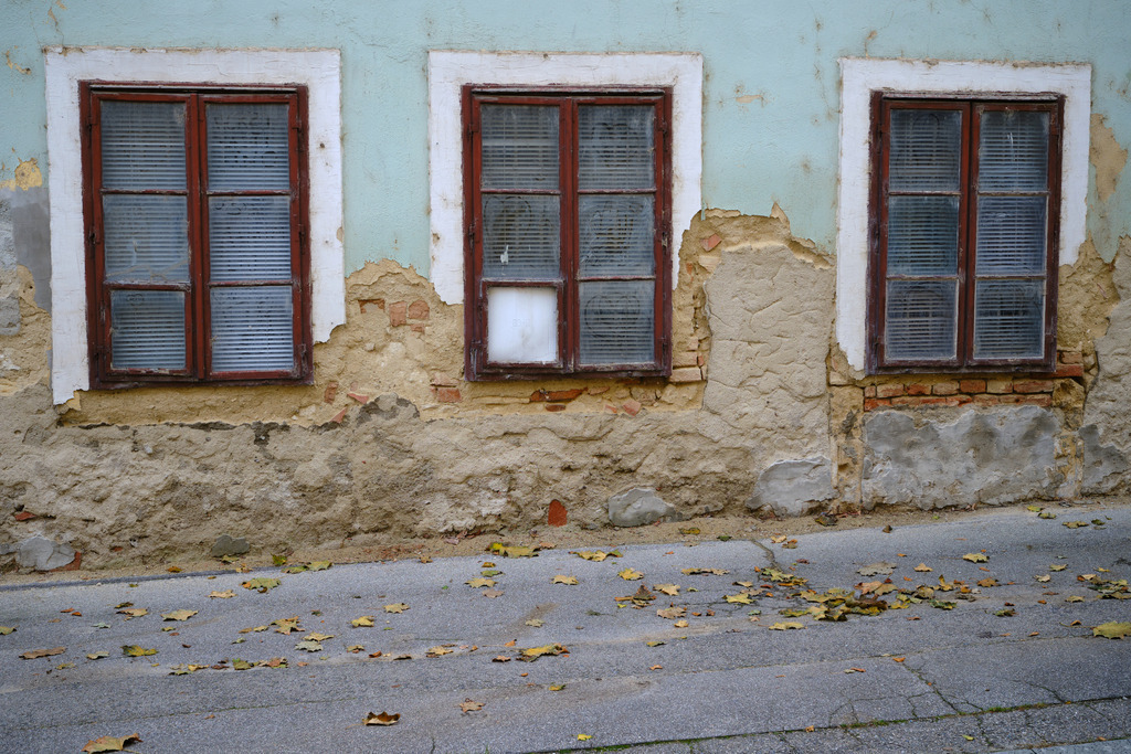 Altes kaputtes Holzfenster in der Mauer | Burgenland, Austria - October 29, 2023: Altes kaputtes Holzfenster in der feuchten Mauer. - Realisiert mit Pictrs.com