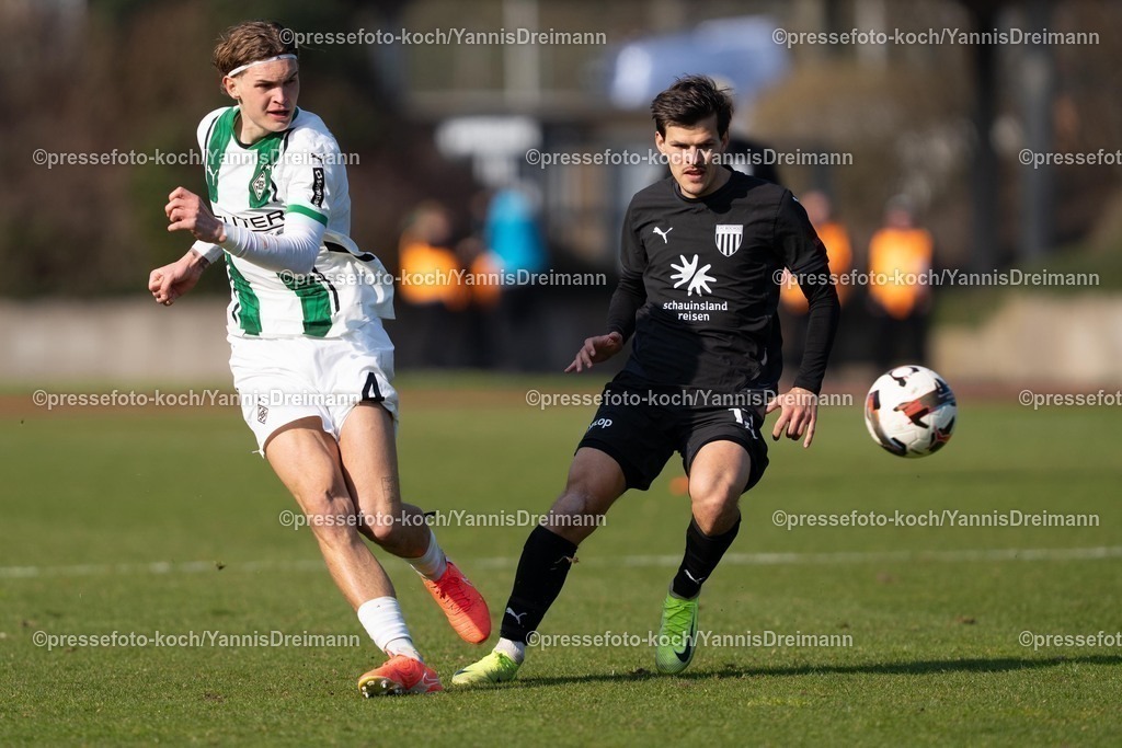 xYDR15032501065 | 15.03.2025, xydrx, Fußball, Borussia Mönchengladbach II (U23) - 1.FC Bocholt, Regionalliga West, Grenzlandstadion: Jonathan Foss (Borussia Moenchengladbach II #4) Nicolas Hirschberger (1. FC Bocholt #13)