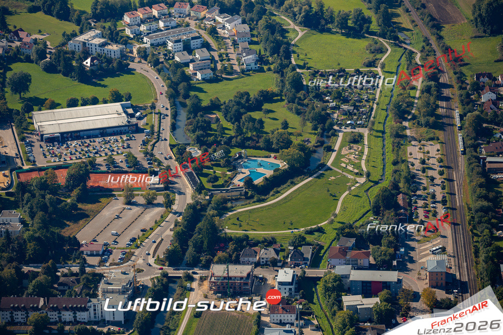 Das Luftbild der Stadt Aichach wurde 2021 vom Flugzeug heraus erstellt (keine Drohne) Aufnahmehöhe ca.450 Meter- hohe Bildauflösung und Druck-Qualität garantiert!