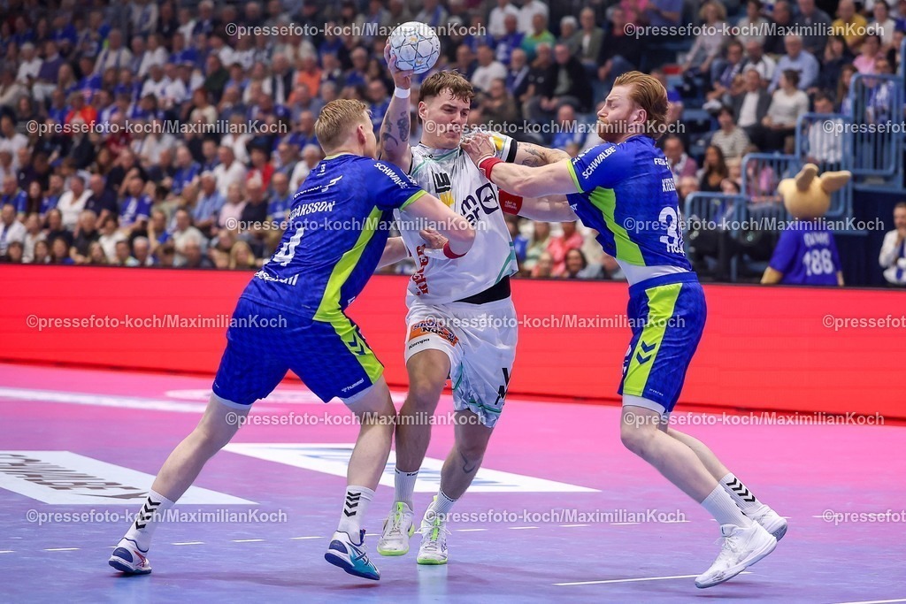 Gum30042601030 | 30.04.2026, Handball, 1. HBL, VfL Gummersbach - Frisch Auf! Göppingen, Saison 2025 / 2026 Herren, Schwalbe-Arena: Victor Klove (Frisch Auf Göppingen #07) im Zweikampf gegen  Tom Kiesler (VfL Gummersbach #30) und Ellioi Snaer Vioarsson (VfL Gummersbach #04) 