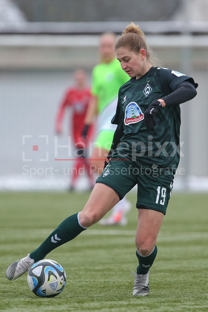 Fussball, Testspiel Frauen, VfL Wolfsburg II - SV Werder Bremen | v.li.: Saskia Matheis (SV Werder Bremen, 19) am Ball, Einzelbild, Ganzkörper, Aktion, Action, Spielszene