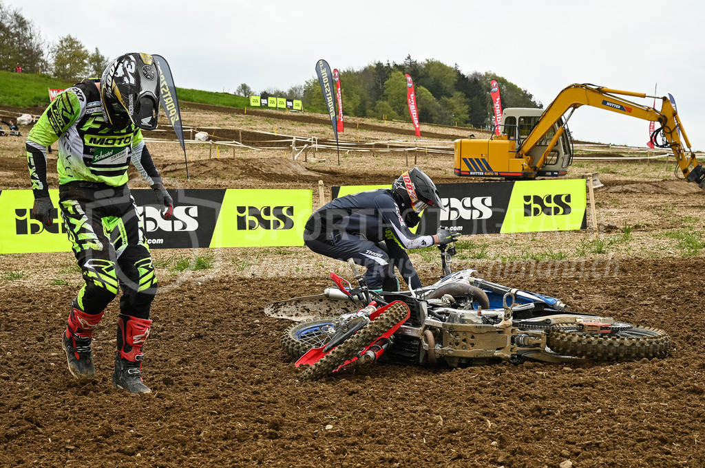 Motocross Schlatt bei Winterthur - 30. April 2023 | Startcrash in der Kategorie ProRace Serie am Motocross Schlatt bei Winterthur, 30. April 2023. 
Instagram: @mx_schlatt | @mc_wila | @sam_schweiz
Bild: Sportfotografie Markus Aeschimann | www.markus-aeschimann.ch - Realisiert mit Pictrs.com