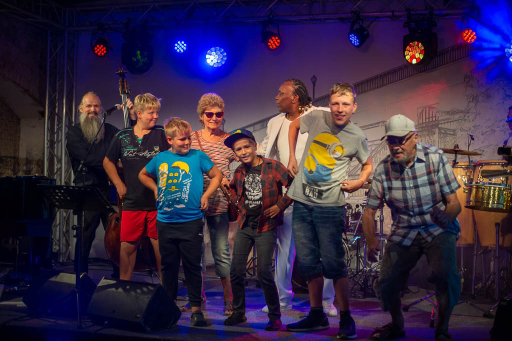 Summ Summ Salsa | Kinderkonzert Summ Summ Salsa mit Klazz Brothers & Cuba Percussion im Forte Belvedere Leisnig zum Festival Hallo Leisnig 2022. - Realisiert mit Pictrs.com