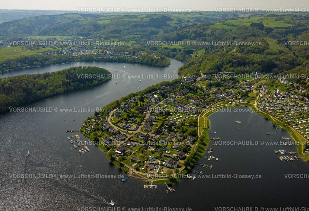 Simmerath240501921Rursee | Luftbild, Campingplatz Woffelsbach und Wohngebiet Ortsteil Woffelsbach in hügeligem Waldgebiet, Fluss Rur und Rursee mit Segelbooten, Bootsanlegestellen, Nordeifel Nationalpark Eifel, Woffelsbach, Simmerath, Nordrhein-Westfalen, Deutschland