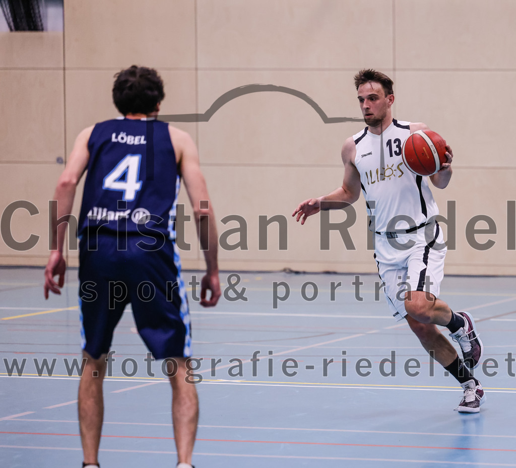 2022-04-03_073_TSV_Vaterstetten_gegen_SV_Weissblau-Allianz_Muenchen | Vaterstetten, Deutschland, 03.04.2022:
Basketball, Bezirksoberliga Herren 2021 / 2022, 14. Spieltag, TSV Vaterstetten gegen SV Weißblau-Allianz München, Endergebnis: 86:54

Rico Loebel (SV Weißblau-Allianz München, #4), Konstantin Huber (TSV Vaterstetten, #13)

Foto: Christian Riedel / fotografie-riedel.net