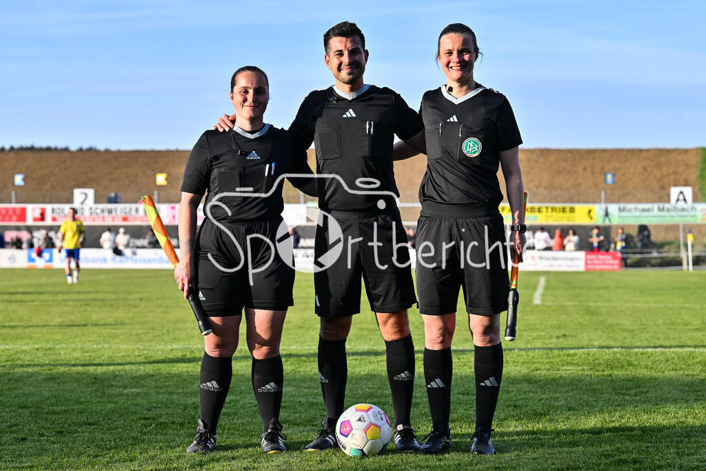 FC Pipinsried - TSV Grünwald | v. l. Linienrichterin Antonia HOENL in Aktion, Schiedsrichter Maximilian RIEDEL in Aktion und Linienrichterin Lena HOLLAND in Aktion / Bayernliga Sued: FC Pipinsried - TSV Gruenwald, Kuechenstadel Arena am 11.04.2025