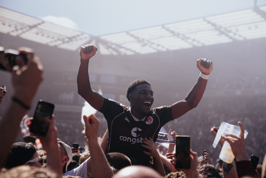 DSC02921 | Der offizielle Shop für FC St. Pauli Fotos. Wähle aus Spielszenen & Fanmomenten dein FCSP Wunschformat. Wir liefern Millerntor-Atmosphäre.
