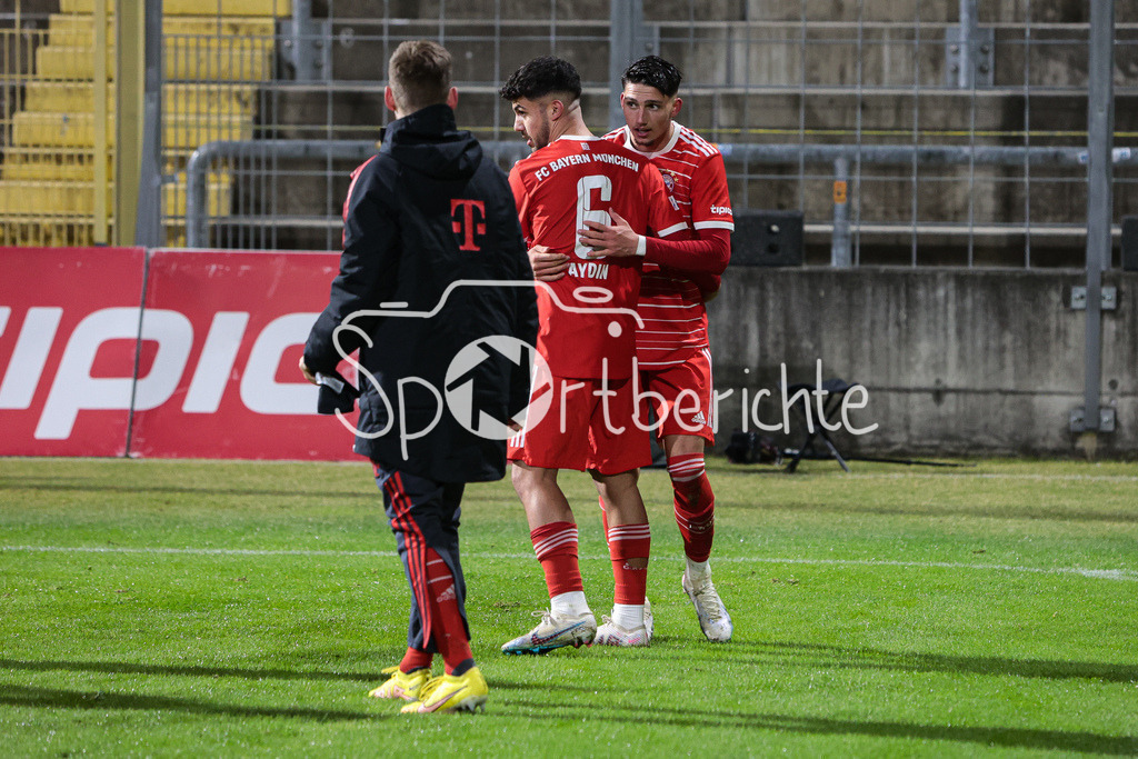 FC Bayern Amateure - 1. FC Schweinfurt | Jubel der Amateure nach dem Siegtreffer in der Nachspielzeit zum 3-2 durch Yusuf Karhan KABADAYI (FCB #7)