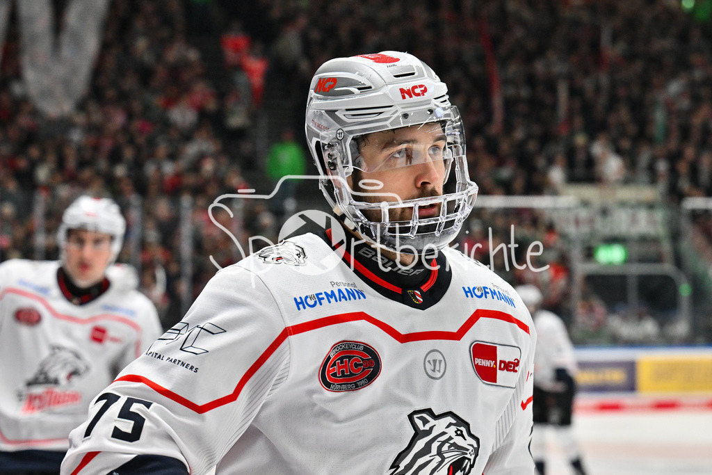 Augsburger Panther - Nürnberg Ice Tigers | AUGSBURG, GERMANY - 23. DECEMBER: Jubel der Ice Tigers nach dem Treffer zum 0-1 durch Samuel Dove-McFALLS (Nürnberg Ice Tigers 75) während dem Match zwischen den Augsburger Panthern und den Nürnberg Ice Tigers am 31. Spieltag der Penny DEL im Curt Frenzel Stadion