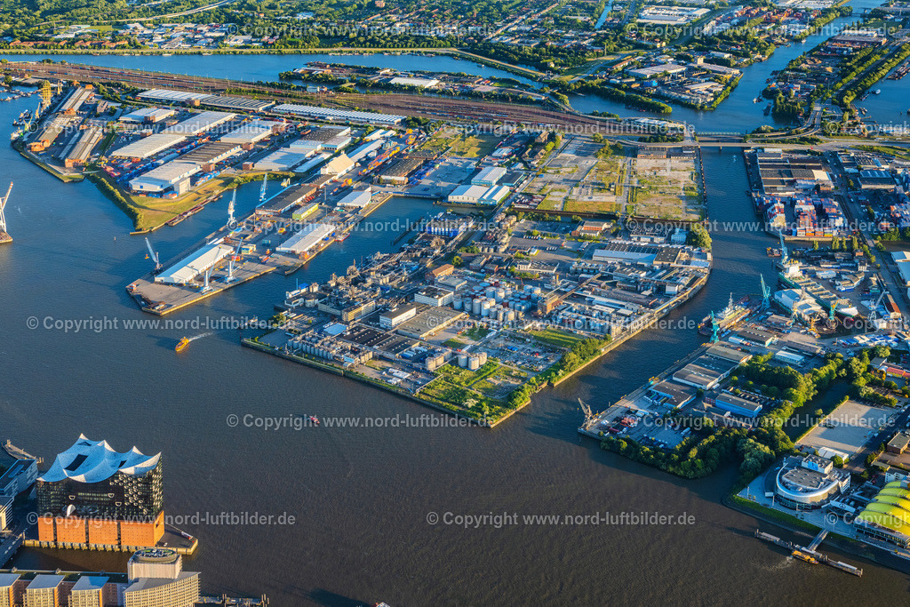 Hamburg_Steinwerder_Hafen_ELS_3318090823 | HAMBURG 09.08.2023 Hafenanlagen am Ufer des Hafenbeckens im Stadtteil Steinwerder in Hamburg. // Port facilities on the banks of the harbor basin in the Steinwerder district in Hamburg. Foto: Martin Elsen