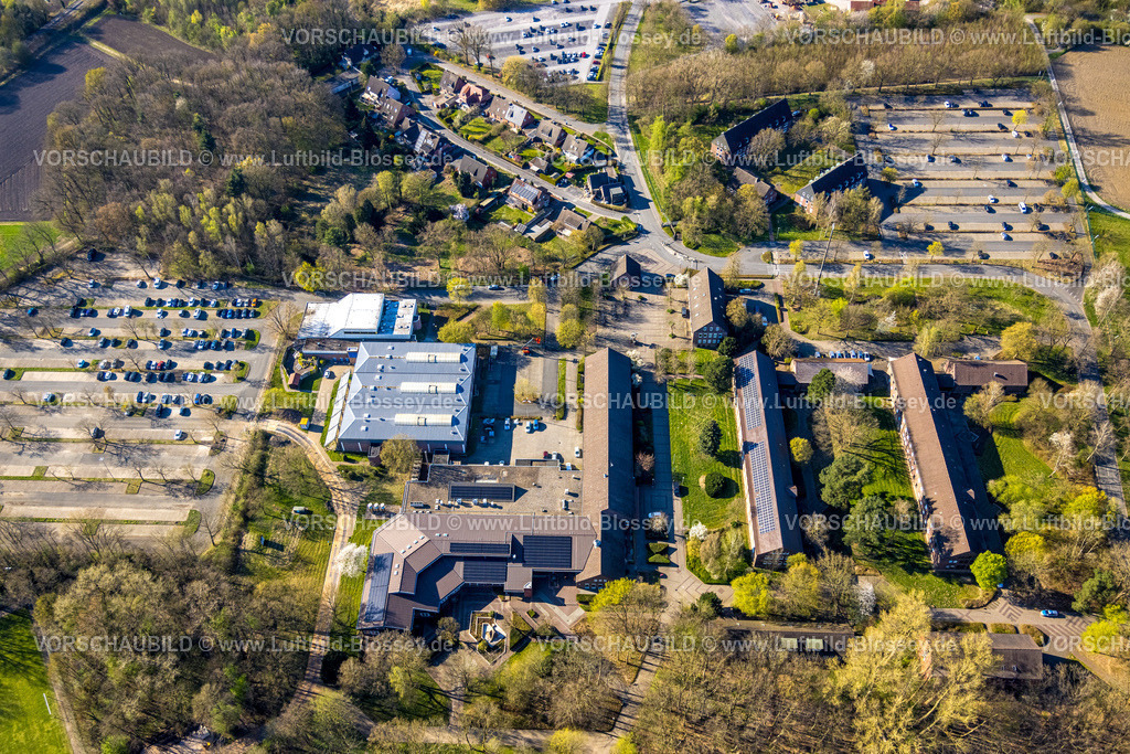 Selm250404543 | Luftbild, Parkplätze, Hauptparkplatz LAFP Schule NRW (Landesamt für Ausbildung, Fortbildung und Personalangelegenheiten der Polizei Nordrhein-Westfalen) für Fortbildungsteilnehmende und Besucher, Bork, Selm, Münsterland, Nordrhein-Westfalen, Deutschland
