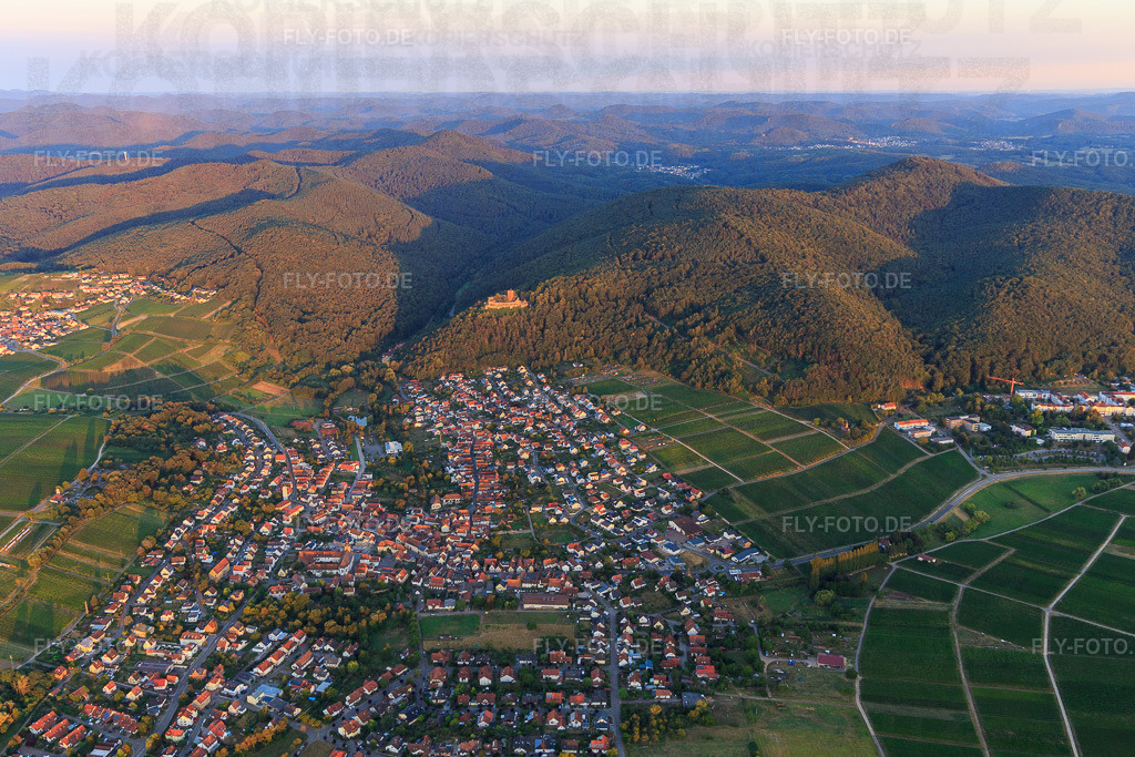 Ortsansicht am Haardtrand am Morgen aus Westen | Luftbild: Ortsansicht am Haardtrand am Morgen aus Westen in Klingenmünster im Bundesland Rheinland-Pfalz in Deutschland. Foto: IMG_109660.jpg vom 06.08.2018 durch Werner Riehm/FLY-FOTO.de - Realisiert mit Pictrs.com