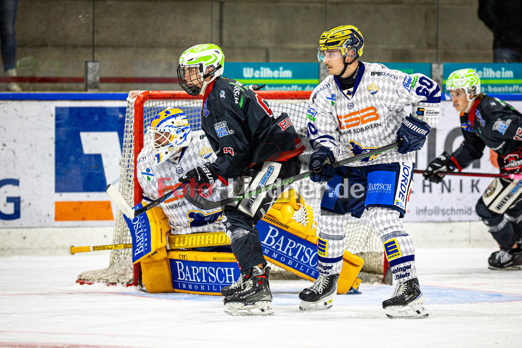 Peißenberg MINERS gegen ESC Geretsried RIVERRATS | Eishockey Bayernliga 2025/26 Vorrunfe, Peißenberg MINERS gegen ESC Geretsried RIVERRATS, 20251019,Abwarten vor dem Tor,2025-10-19 in Peißenberg (flatbuy Arena Peißenberg), Korbinian SERTL (ESC Geretsried RIVER RATS Goali 31), Anton ENGEL (MINERS 9), Moritz SCHUG (ESC Geretsried RIVER RATS 60)Copyright: WolfgangxLindner www.foto-lindner.de
