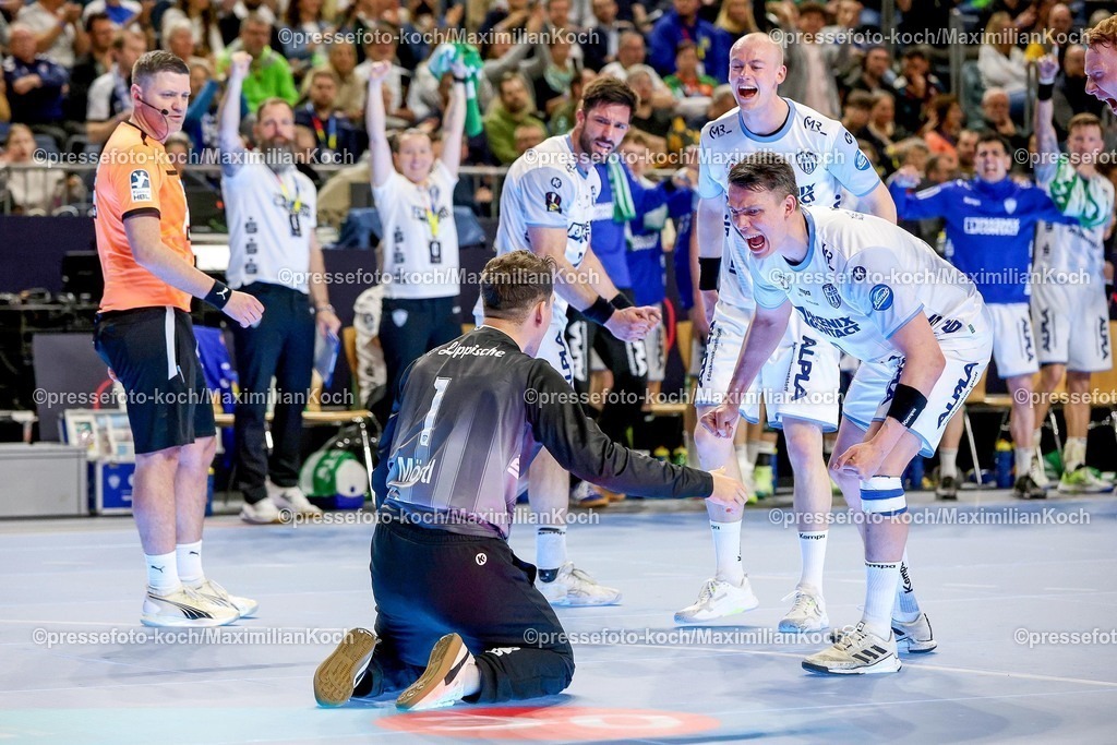 xSSCx19042601024 | 19.04.2026, xsscx, Handball, DHB-Pokal Lidl Final4, Spiel um Platz 3, TBV Lemgo-Lippe - SC Magdeburg, Saison 2025 / 2026 Herren, Lanxess Arena, Köln: Constantin Möstl (TBV Lemgo Lippe #01) jubelnd nach einem verhinderten Treffer mit Frederik Simak (TBV Lemgo Lippe #08) Photo: xSandraxScherningxPressefotoKochx