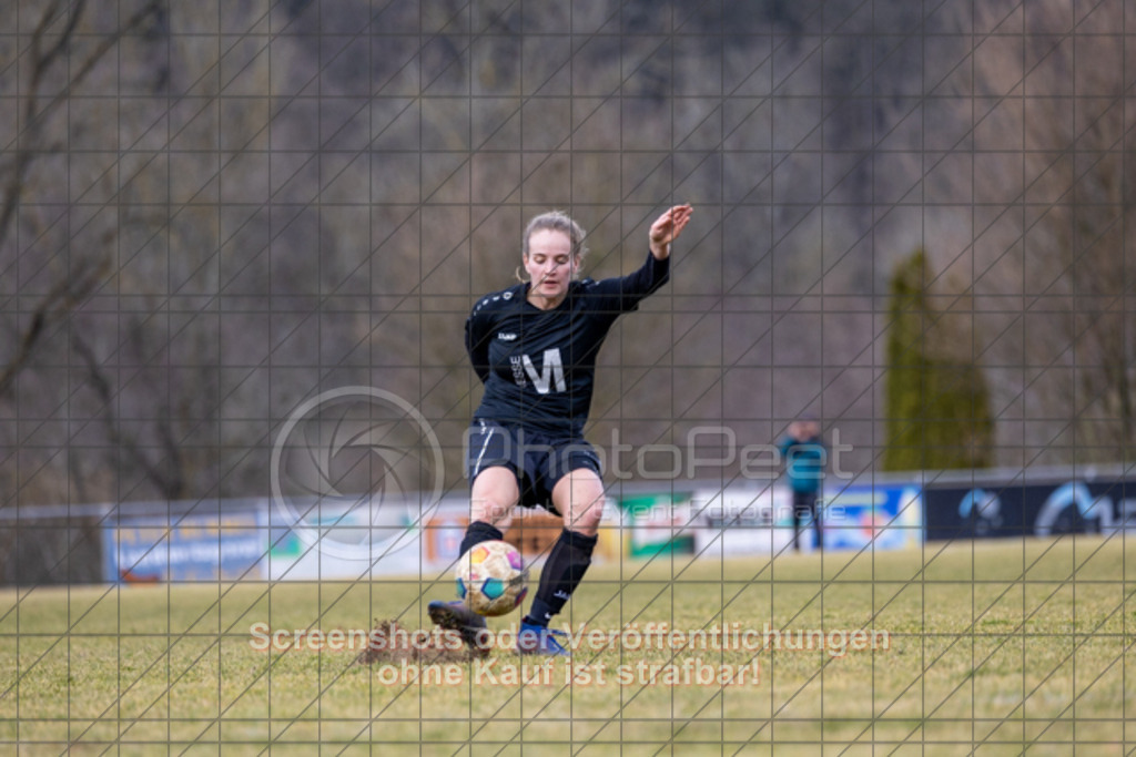20250223_143945_0832 | #,1.FC Donzdorf (rot) vs. TSV Tettnang (schwarz), Fussball, Frauen-WFV-Pokal Achtelfinale, Saison 2024/2025, Rasenplatz Lautertal Stadion, Süßener Straße 16, 73072 Donzdorf, 23.02.2025 - 13:00 Uhr,Foto: PhotoPeet-Sportfotografie/Peter Harich