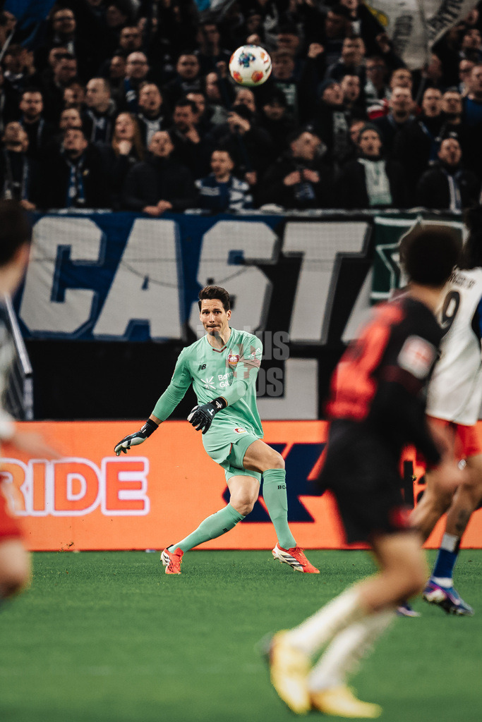 Fußball | Männer | Saison 2025/2026 | 1. Fußball-Bundesliga | 17. Spieltag | Hamburger SV vs. Bayer 04 Leverkusen | 04.03.2026 | Janis Blaswich (#28, Bayer 04 Leverkusen) schlägt den Ball ab