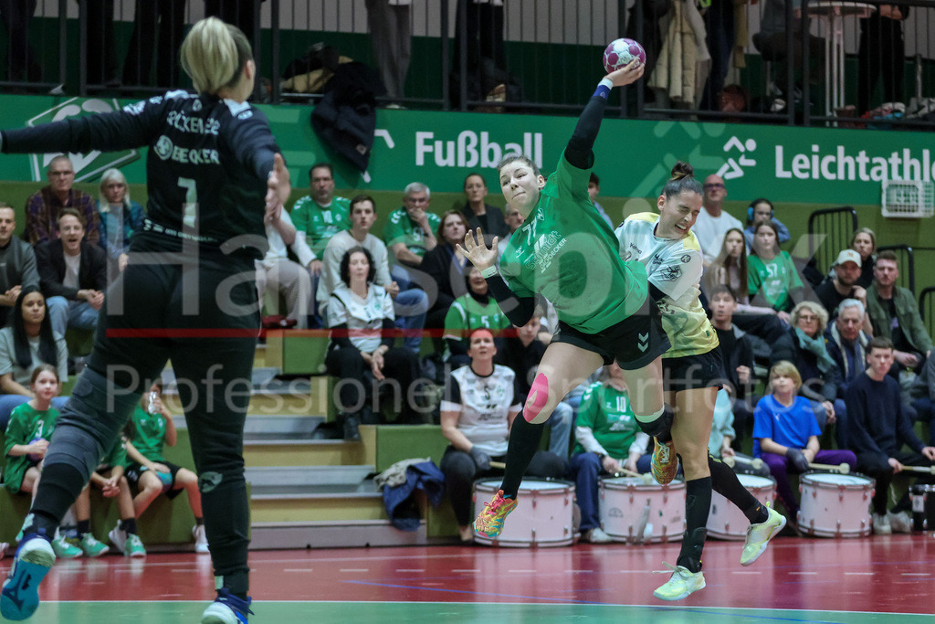 Handball, 2. Bundesliga Frauen, SV Werder Bremen - Bergischer HC | v.li.: Elaine Rode (SV Werder Bremen, 77) beim Wurf, am Ball, Spielszene, Aktion, Action