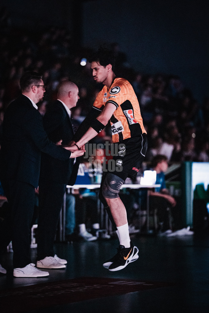Volleyball | Herren | Saison 2025/2026 | Volleyball Ligacup | Finale | SVG Lüneburg vs. Berlin Recycling Volleys | 12.10.2024 | Nehemiah Mote (#5, BERLIN RECYCLING Volleys) läuft in die Arena ein