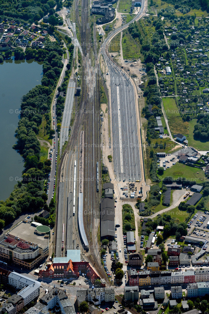 4061638 | STRALSUND 08.09.2021 Gleisverlauf und Gebäude des Hauptbahnhofes der Deutschen Bahn in Stralsund im Bundesland Mecklenburg-Vorpommern, Deutschland. Weiterführende Informationen bei: Deutsche Bahn AG. // Track progress and building of the main station of the railway in Stralsund in the state Mecklenburg - Western Pomerania, Germany. Further information at: Deutsche Bahn AG. Foto: Gerhard Launer